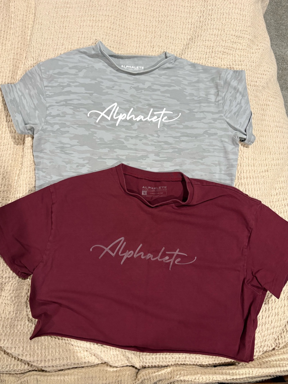 Alphalete Short Sleeve Tee - Burgundy & Light Gray Camo